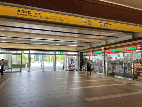 ①金沢駅西口を出てすぐ左に進みます。